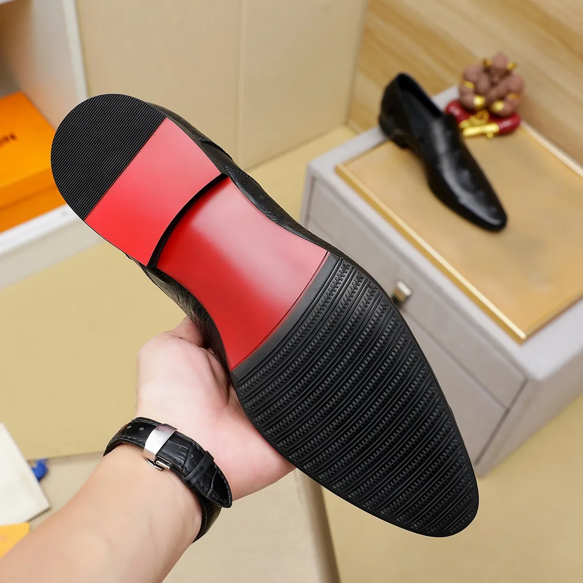 Men's shoes 💰540 💰 Louis Vuitton LV ® Autumn and Winter 🆕 models 🔛Full shoe counter First layer cowhide, 🐂leather lining casual shoes for men, super soft outsole, essential for driving. Counter synchronized original first layer cowhide completely 1:1 mold customization 🌹Top version, 2 colors optional! Number: 38-45 (37.46. Customized)